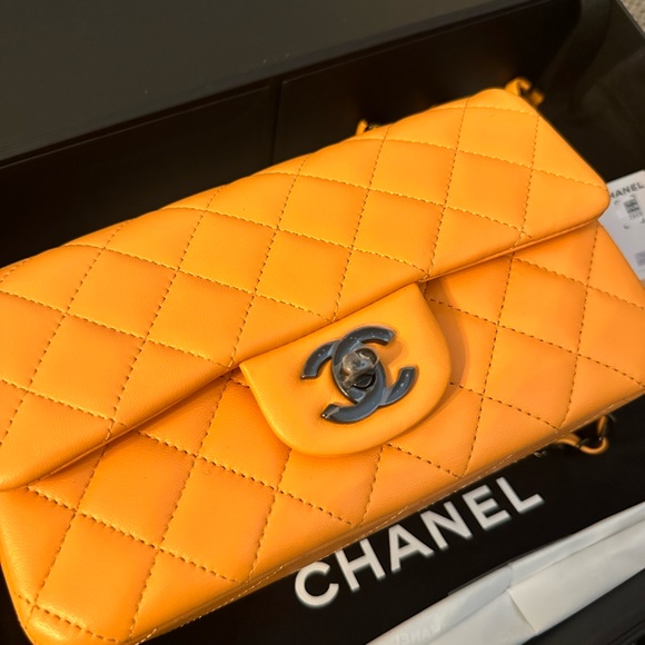 Mini classic flap Chanel purse - Picture 3 of 5